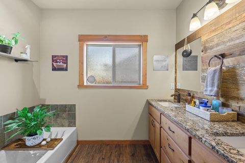 Tiny photo for 220 NW 28th Street, Redmond, OR 97756 (MLS # 220219661)