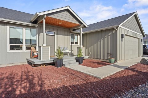 Photo of 220 NW 28th Street, Redmond, OR 97756 (MLS # 220219661)