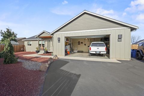 Tiny photo for 220 NW 28th Street, Redmond, OR 97756 (MLS # 220219661)