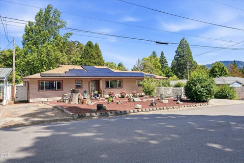 Tiny photo for 1317 NW Prospect Avenue, Grants Pass, OR 97526 (MLS # 220223169)