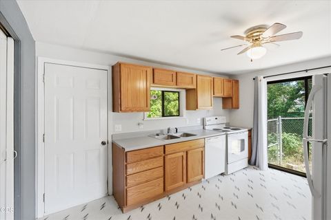 Tiny photo for 1317 NW Prospect Avenue, Grants Pass, OR 97526 (MLS # 220223169)