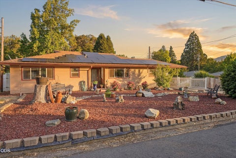 Photo of 1317 NW Prospect Avenue, Grants Pass, OR 97526 (MLS # 220223169)