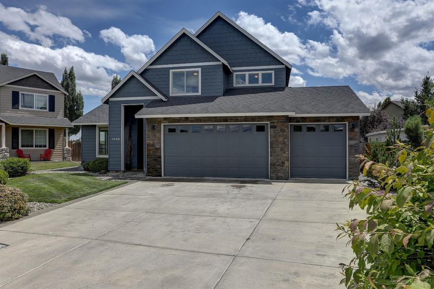 Perfect setting at the end of a cul-de-sac. Immaculate home built in 2006 with recent updates. 3 Bedrooms upstairs and 1 bedroom/den downstairs. Quiet NW community close to schools, parks, and the canyon. Quick close and move-in ready.
