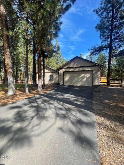 Photo of 34423 Castle Drive, Chiloquin, OR 97624 (MLS # 220228692)