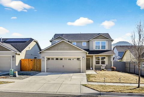 Photo of 3232 McCloud Street, Medford, OR 97504 (MLS # 220214875)