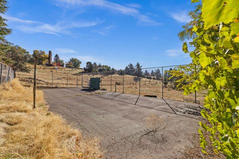 Tiny photo for 2411 Vermont Street, Klamath Falls, OR 97603 (MLS # 220211172)