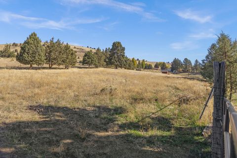Tiny photo for 2411 Vermont Street, Klamath Falls, OR 97603 (MLS # 220211172)