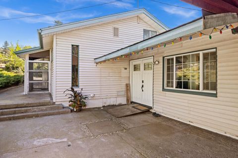 Tiny photo for 2411 Vermont Street, Klamath Falls, OR 97603 (MLS # 220211172)