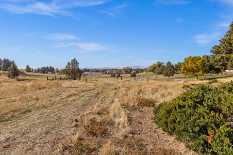 Tiny photo for 2411 Vermont Street, Klamath Falls, OR 97603 (MLS # 220211172)