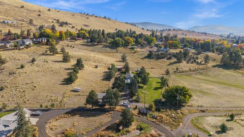 Tiny photo for 2411 Vermont Street, Klamath Falls, OR 97603 (MLS # 220211172)