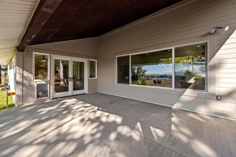 Tiny photo for 2411 Vermont Street, Klamath Falls, OR 97603 (MLS # 220211172)