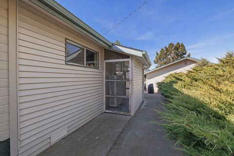 Tiny photo for 2411 Vermont Street, Klamath Falls, OR 97603 (MLS # 220211172)