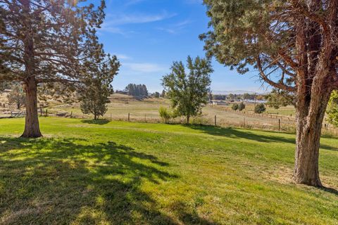 Tiny photo for 2411 Vermont Street, Klamath Falls, OR 97603 (MLS # 220211172)