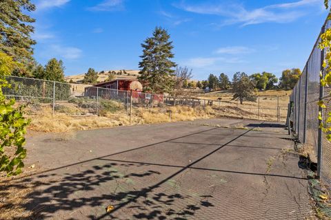 Tiny photo for 2411 Vermont Street, Klamath Falls, OR 97603 (MLS # 220211172)