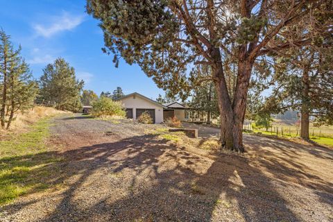 Tiny photo for 2411 Vermont Street, Klamath Falls, OR 97603 (MLS # 220211172)