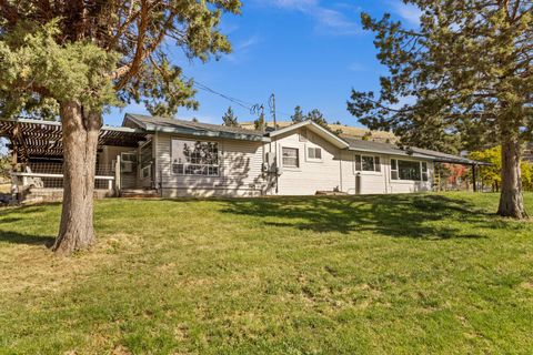 Tiny photo for 2411 Vermont Street, Klamath Falls, OR 97603 (MLS # 220211172)