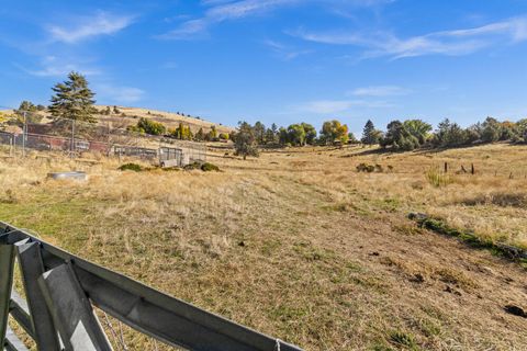 Tiny photo for 2411 Vermont Street, Klamath Falls, OR 97603 (MLS # 220211172)