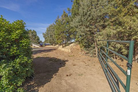 Tiny photo for 2411 Vermont Street, Klamath Falls, OR 97603 (MLS # 220211172)