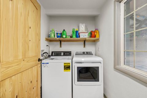 Tiny photo for 2411 Vermont Street, Klamath Falls, OR 97603 (MLS # 220211172)