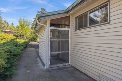 Tiny photo for 2411 Vermont Street, Klamath Falls, OR 97603 (MLS # 220211172)