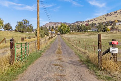 Tiny photo for 2411 Vermont Street, Klamath Falls, OR 97603 (MLS # 220211172)