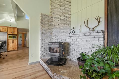 Tiny photo for 2411 Vermont Street, Klamath Falls, OR 97603 (MLS # 220211172)