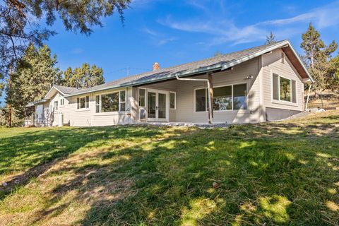 Photo of 2411 Vermont Street, Klamath Falls, OR 97603 (MLS # 220211172) Photo of 2411 Vermont Street, Klamath Falls, OR 97603 (MLS # 220211172)