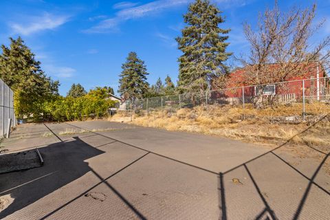 Tiny photo for 2411 Vermont Street, Klamath Falls, OR 97603 (MLS # 220211172)