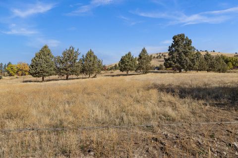 Tiny photo for 2411 Vermont Street, Klamath Falls, OR 97603 (MLS # 220211172)