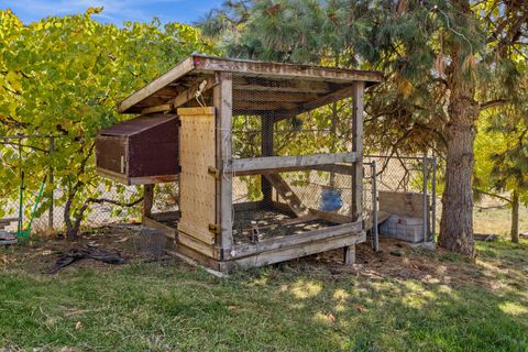 Tiny photo for 2411 Vermont Street, Klamath Falls, OR 97603 (MLS # 220211172)