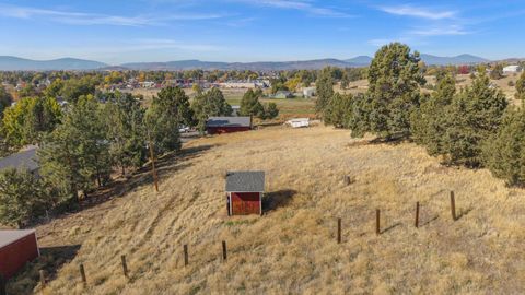Tiny photo for 2411 Vermont Street, Klamath Falls, OR 97603 (MLS # 220211172)