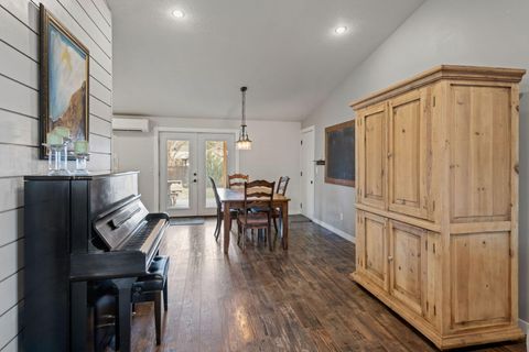 Tiny photo for 64564 Riverview Avenue, Bend, OR 97703 (MLS # 220212349)