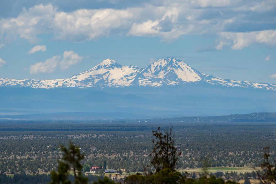 Amazing Panoramic Cascade Mountain Views across the Valley below off the back of this Beautiful Homesite with common space on two sides. Close to Spirit Rock and BLM land with miles of hiking and biking. Enjoy all the benefits of membership, Athletic Center with 3 Pools, Water slide and Lazy River, Equestrian Center, 18 Hole Golf Course, Spa Brasada, Restaurants, Hiking, Biking, Horseback Riding, Fishing and much more!