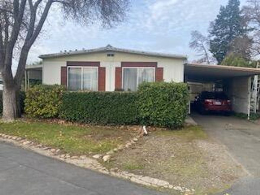 True Fixer Upper.  Priced to sell.  3bdrm 2bath 1248 Sqft mobile home built in 1972.
Needs paint. flooring, appliances. and new windows,.  Home is in great condition just needs  a fresh start.  Tandem Garage ..Corner lot.  Space rent is $965.00.  Required Monthly income $2900.