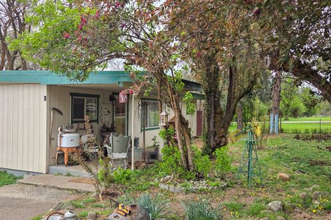 Photo of 10852 Oregon 66, Klamath Falls, OR 97601 (MLS # 220219758)