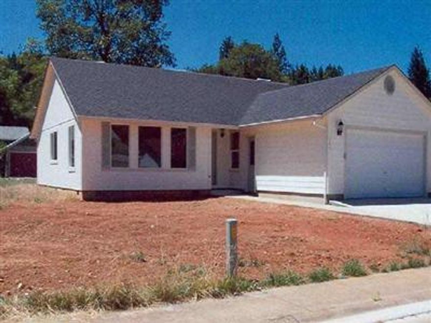 Brand New Hm In A Very Nice Area. Many Upgrade Amenities Inclg Blt In Appls & Cab's, Sep Din Area, Opn Flr Pln W/Brkfst Nook & Lunch Bar. Huge Mstr Brm W/Walk In Closet. Ovrszd Gar, Vault Ceil.