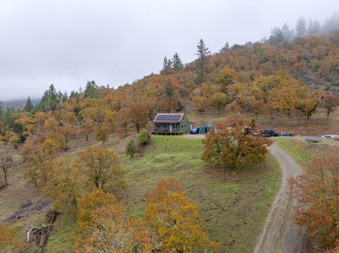 Photo of 311 Grays Creek Road, Grants Pass, OR 97527 (MLS # 220211998)