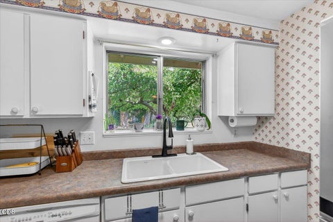 Tiny photo for 1621 Gayety Lane, Medford, OR 97504 (MLS # 220223217)