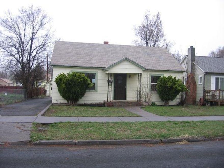 Nice Home Across From Park. Coved Ceiling In Living Room, Wood Flooring, Ceiling Fans, Some Updates, Nice Layout, Drive-through Garage, Fenced Backyard. This Is A Must See!This Is A Fannie Mae Home Path Property. Seller Has Requested That All Offers Be Made Directly Through The Homepath.Com Website. Only Realtors Are Eligible To Submit Offers. All Information Contained In The Mls Data Sheet Was Gathered From Public Sources. The Buyer Will Be Solely Responsible For Determining The Accuracy Before Relying Upon This Information.