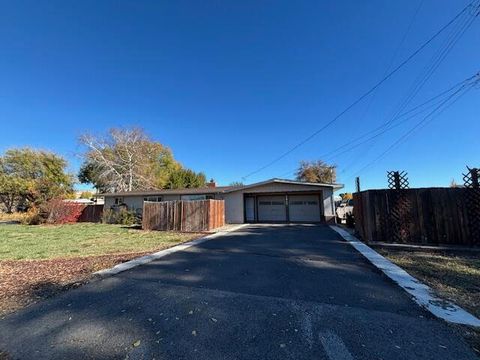 Photo of 3927 Homedale Road, Klamath Falls, OR 97603 (MLS # 220211464)