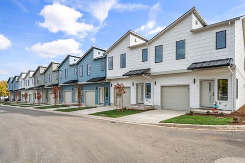 Tiny photo for 2028 Sunset Drive #4, Medford, OR 97501 (MLS # 220211613)