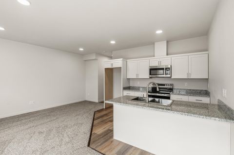 Tiny photo for 2028 Sunset Drive #4, Medford, OR 97501 (MLS # 220211613)