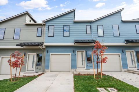 Tiny photo for 2028 Sunset Drive #4, Medford, OR 97501 (MLS # 220211613)