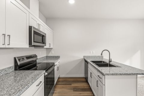 Tiny photo for 2028 Sunset Drive #4, Medford, OR 97501 (MLS # 220211613)