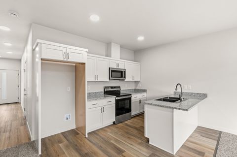 Tiny photo for 2028 Sunset Drive #4, Medford, OR 97501 (MLS # 220211613)