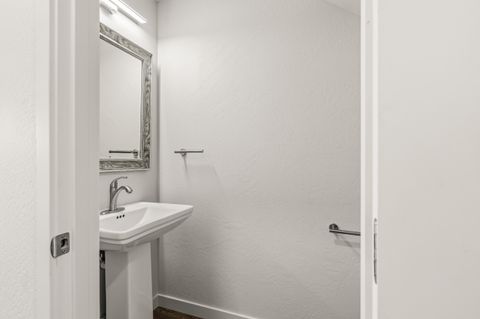 Tiny photo for 2028 Sunset Drive #4, Medford, OR 97501 (MLS # 220211613)