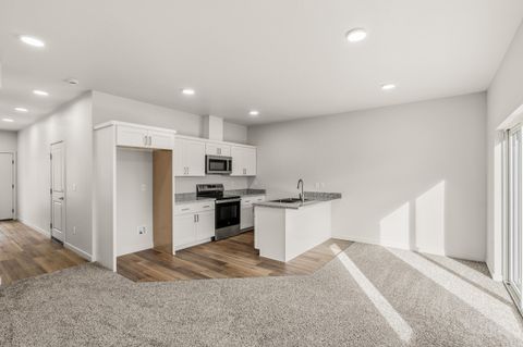 Tiny photo for 2028 Sunset Drive #4, Medford, OR 97501 (MLS # 220211613)