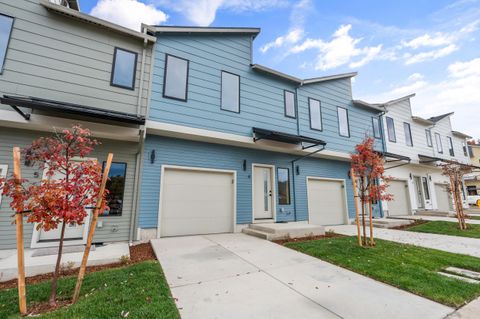 Photo of 2028 Sunset Drive #4, Medford, OR 97501 (MLS # 220211613)