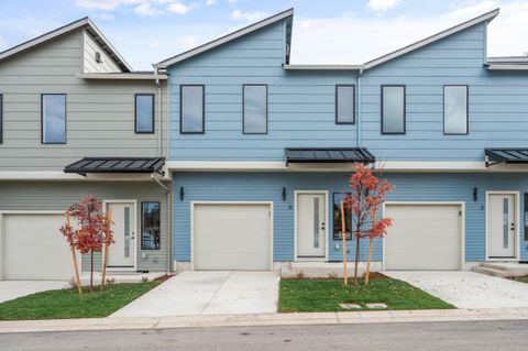 Tiny photo for 2028 Sunset Drive #4, Medford, OR 97501 (MLS # 220211613)