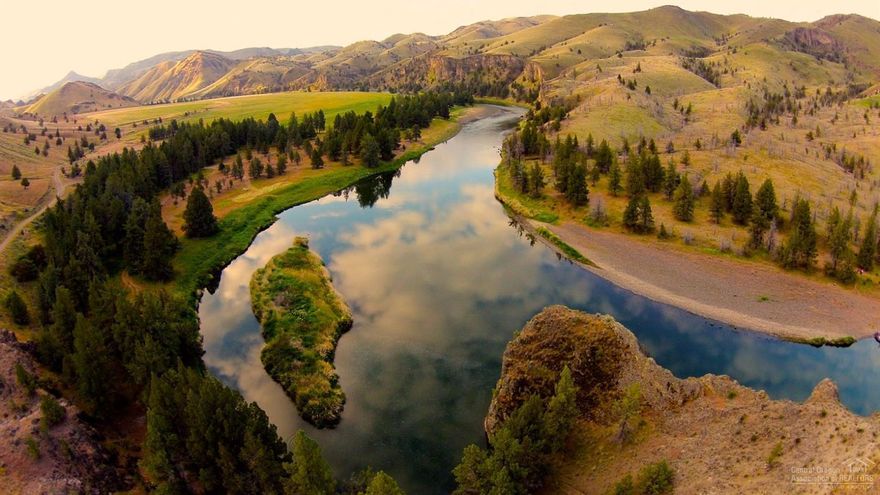 Riverview Ranch is a recreational paradise on the wild and scenic John Day River with 1 mile of river frontage. 3 pivots/150 acres of irrigation. Non-contiguous acres with BLM and state land between, with very limited public access, allows access to additional 10,000+ acres. Home to good populations of elk, deer, antelope and game birds while the river supports bass, steelhead, trout, & waterfowl. The end of road privacy and overall beauty of the ranch makes for the ultimate mix of relaxation & seclusion!